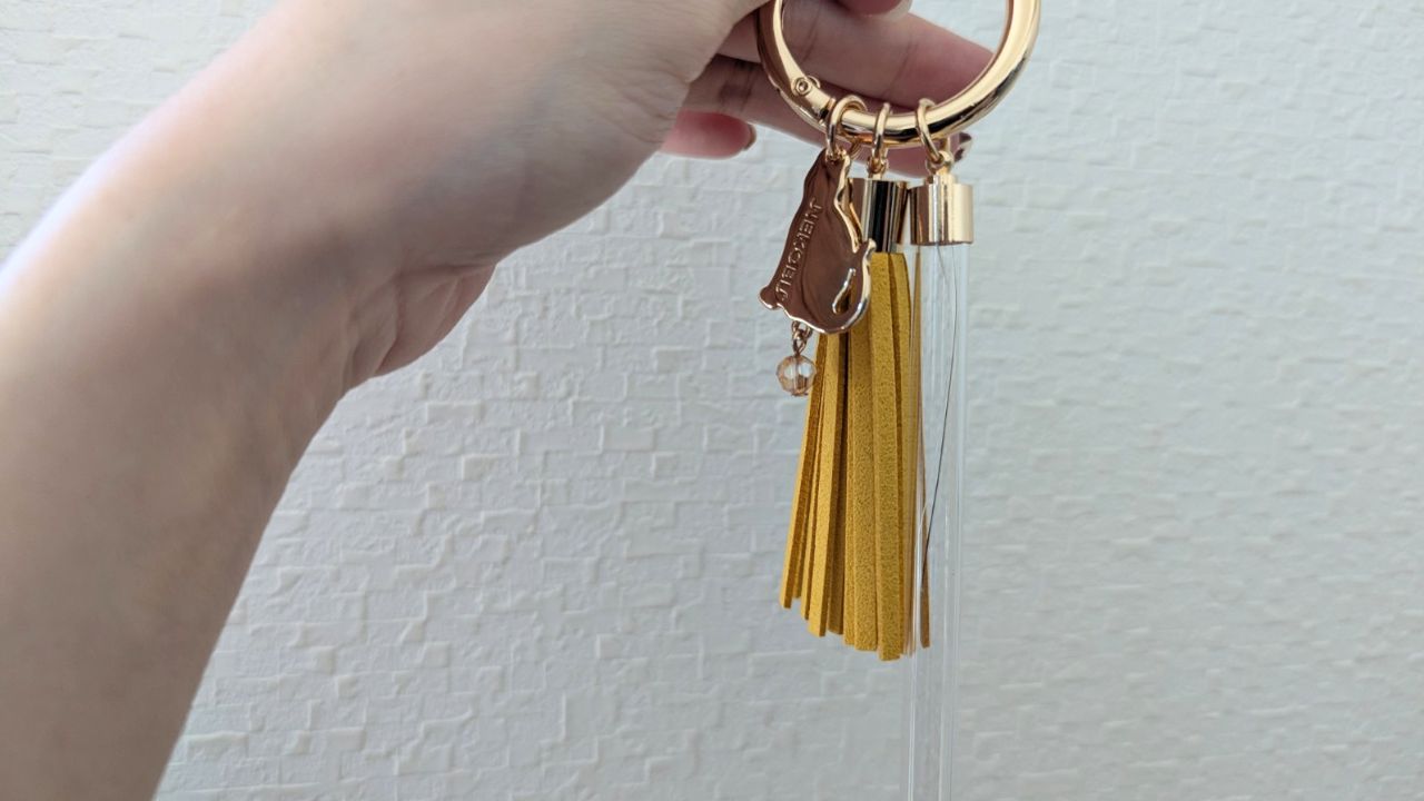 商品レポ】カールした猫ひげも入る…？フェリシモ猫部の『チャーム付き 