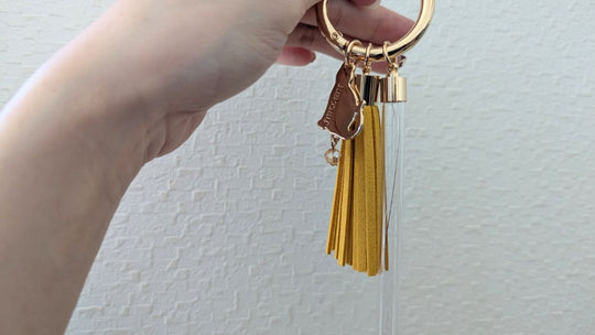 【商品レポ】カールした猫ひげも入る…？フェリシモ猫部の『チャーム付き猫ひげケース』の使用感を検証！