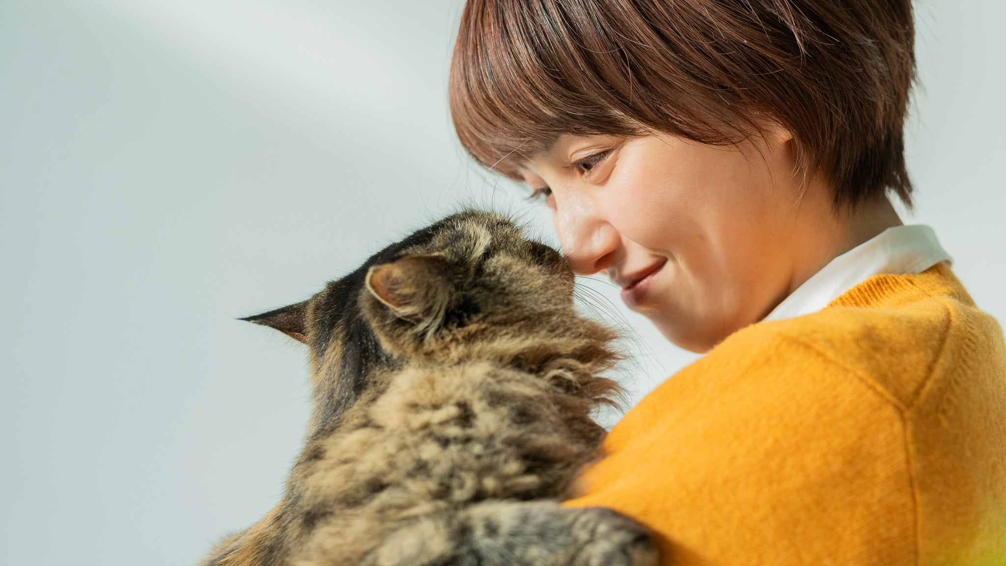 保護猫を抱きしめる里親さん